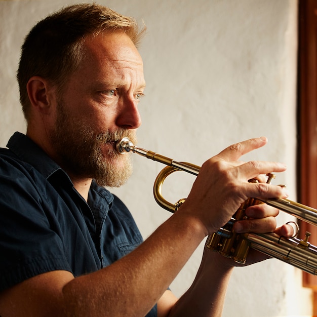 Veteraan-muzikant die trompet speelt