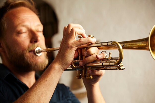 veteraan-muzikant die trompet speelt