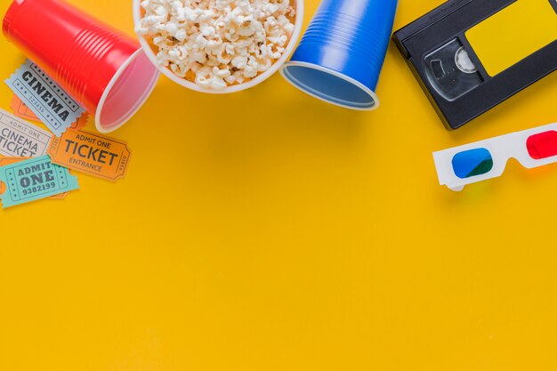 Videoband met popcorns en 3d-bril