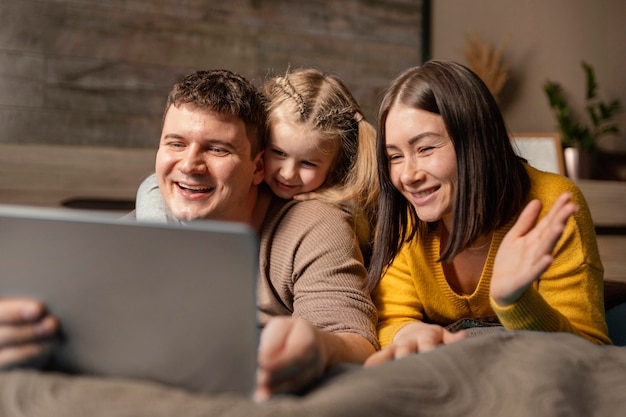 Videoconferentie voor het gezin met gemiddelde opname