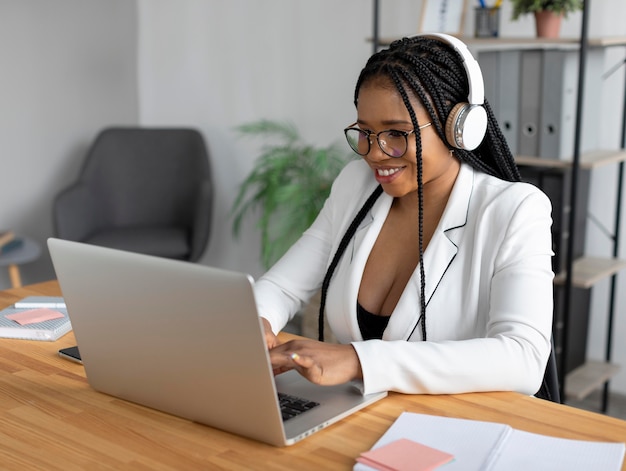 Videoconferentie voor vrouwen met gemiddelde opname