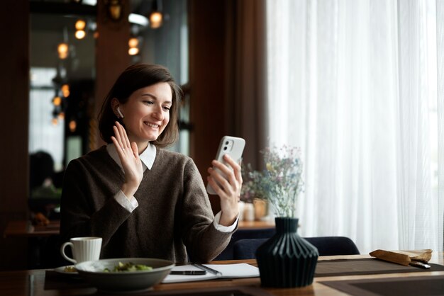 Videogesprek met een smileyvrouw met een gemiddelde opname