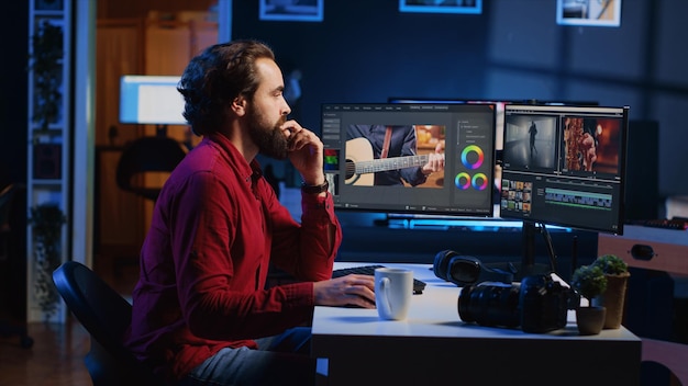 Gratis foto videograaf in de studio van een mediaagentschap die kleurcorrectie doet op ruwe beelden