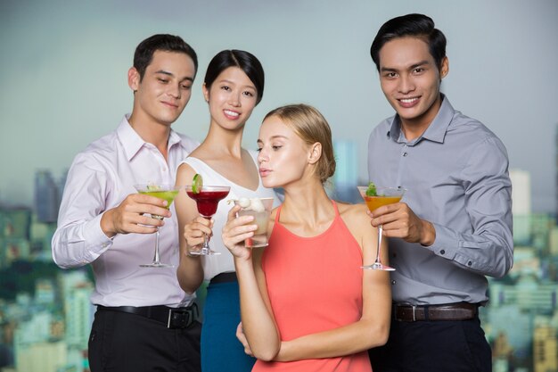 Vier lachende mensen met Cocktails Having Fun