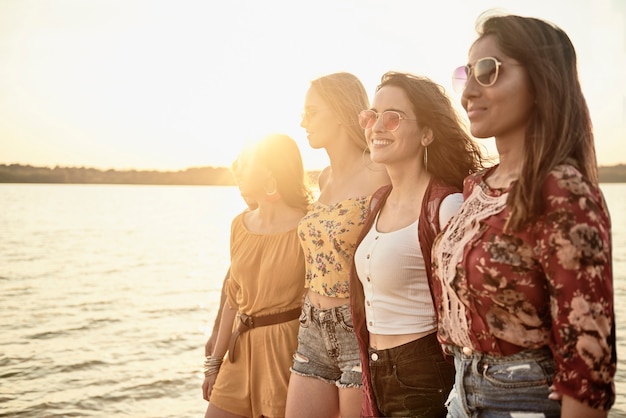 Vier mooie vrouwen op het strand