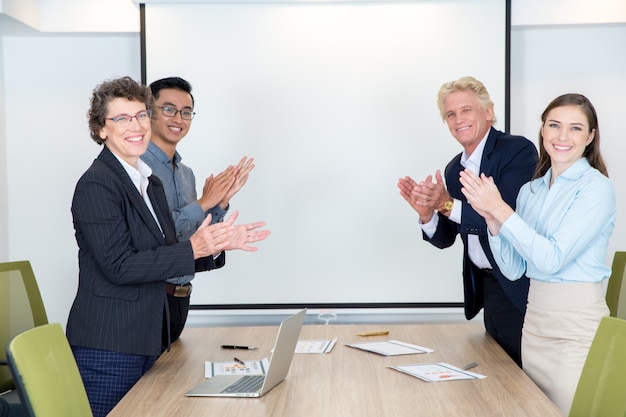 Vier partners applaudisseren Conference Room