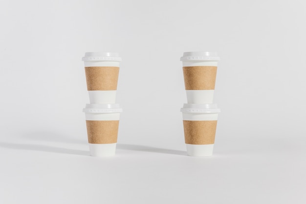 Vier plastic bekers