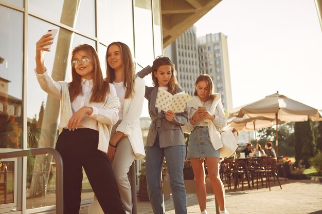 Vier studenten op een studentencampus met notitieboekjes