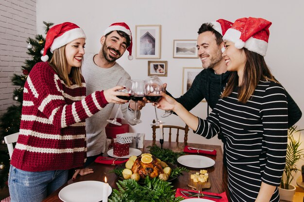 Vier vrienden bij Kerstmisdiner