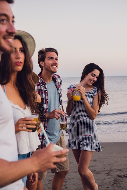 Vier vrienden op het strand