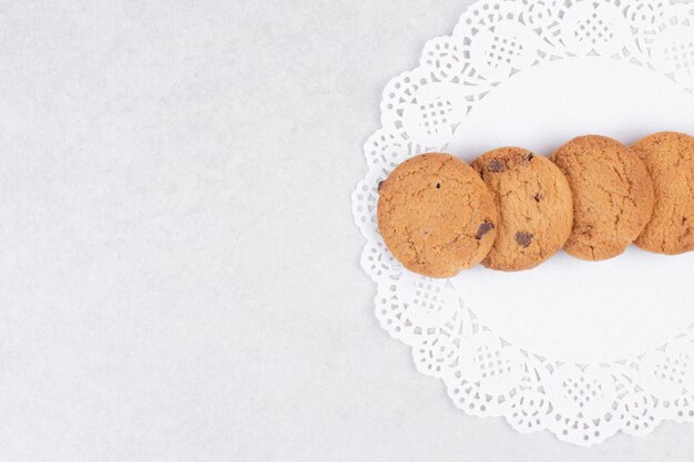 Vier zoete koekjes op witte tafel.