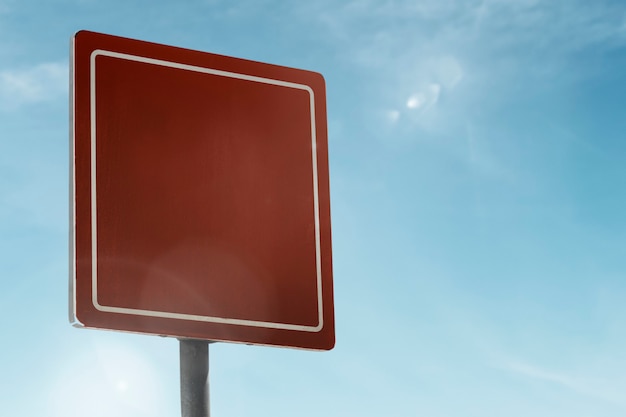 Vierkant straatnaambord onder de blauwe hemel