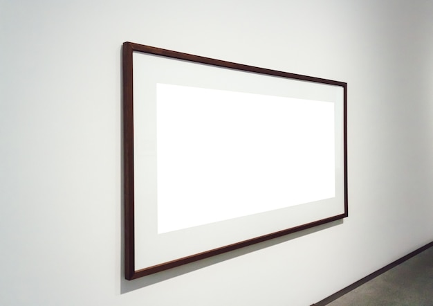 Vierkant wit oppervlak met donkere kaders aan een muur in een kamer