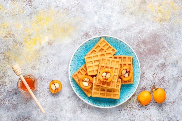 Vierkante belgische wafels met loquat fruit en honing