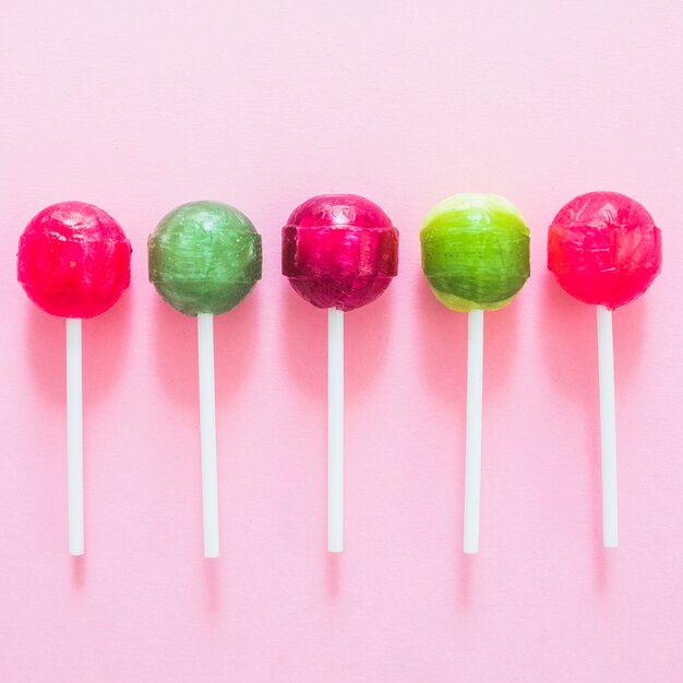 Vijf kleurrijke lollipops