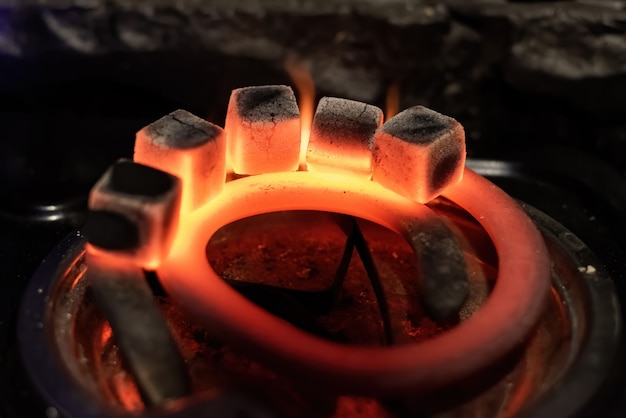 Vijf kolen voor waterpijpverwarming op het fornuis