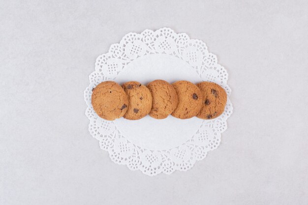 Vijf zoete koekjes op witte plaat.
