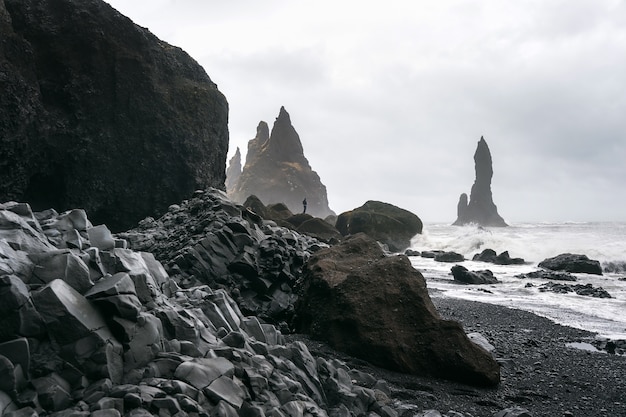 Vik en basaltkolommen, black sand beach in ijsland.