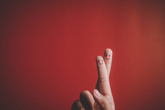 Vinger met emotie op rode achtergrond