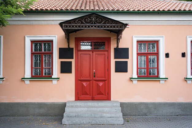 Vintage architectuur klassieke gevel gebouw met rode deur