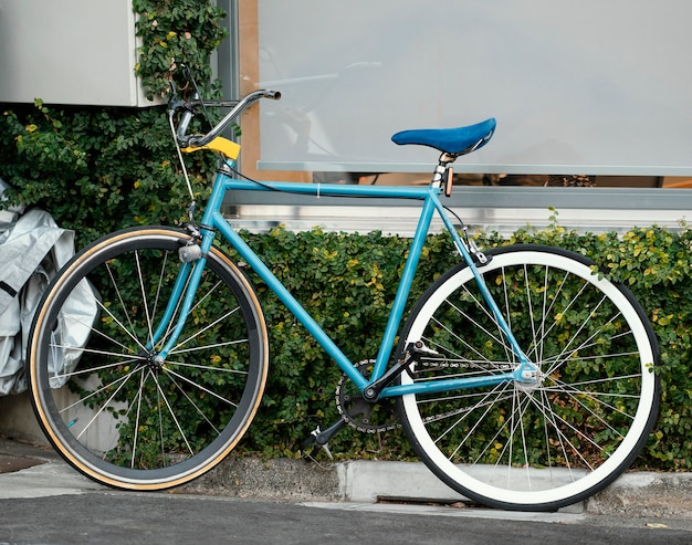 Vintage blauwe fiets buitenshuis