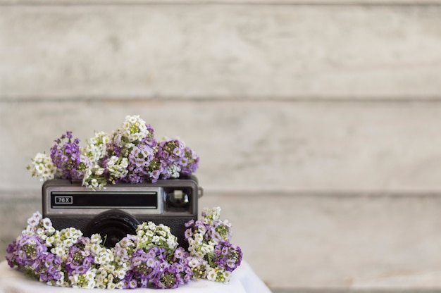 Vintage camera met bloemen