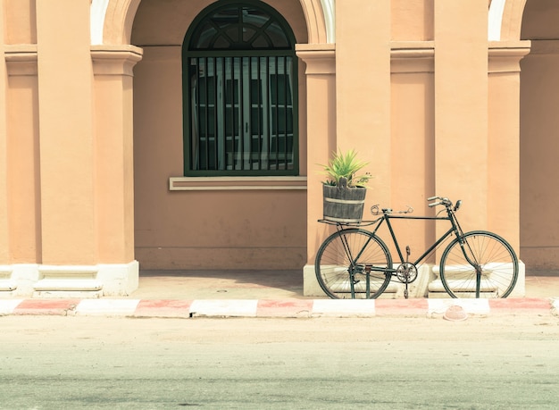 Gratis foto vintage fiets op muurachtergrond