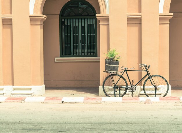 vintage fiets op muurachtergrond