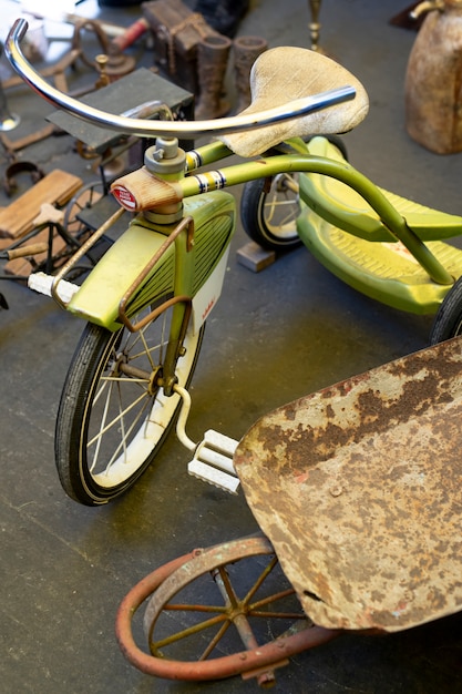 Vintage fiets op tweedehands markt