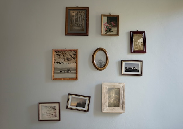 Vintage frames op een muur