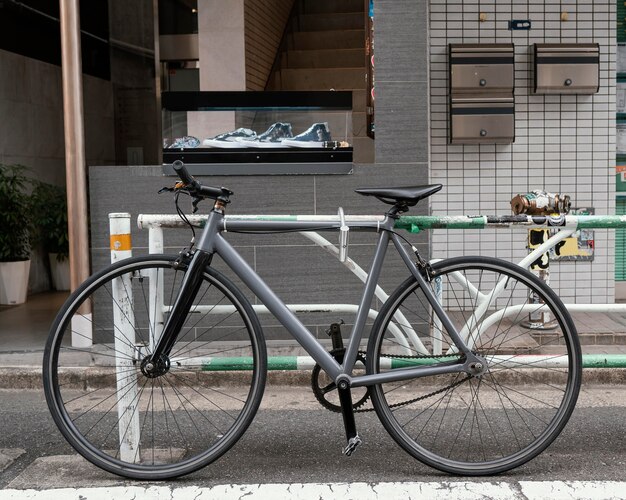 Vintage grijze fiets buitenshuis