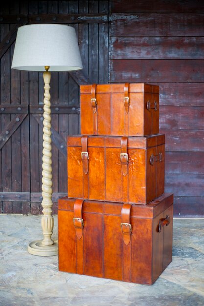 Vintage koffers naast een lamp