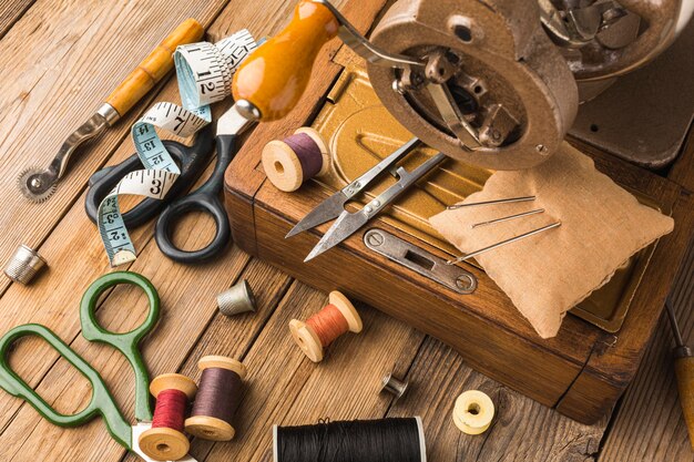Vintage naaimachine met draad en schaar