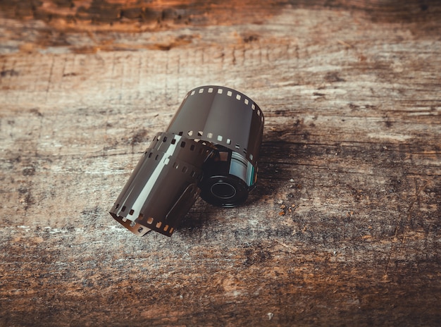 Gratis foto vintage reel camera tape op hout