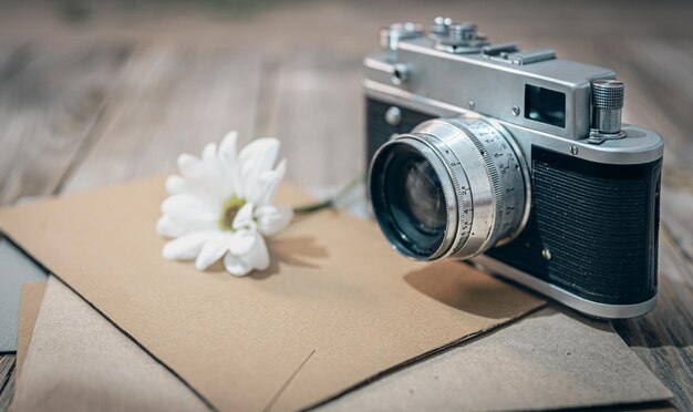 Vintage retro camera en enveloppen met letters close-up