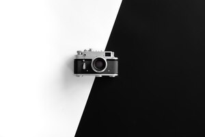 Vintage retro camera op zwarte en witte achtergrond plat lag
