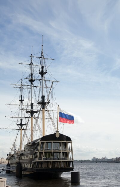 Vintage schip bij de haven