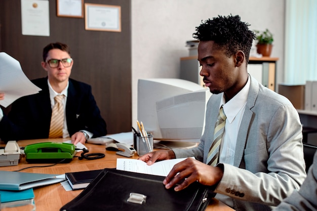 Vintage stijl mensen die in een kantoor met computers werken