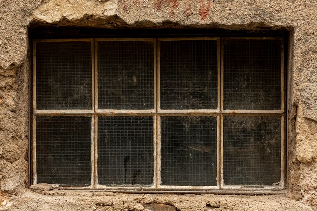 Vintage vuile venster met cement