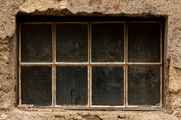Vintage vuile venster met cement