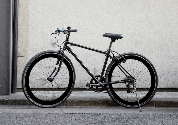 Vintage zwarte kleine fiets buitenshuis