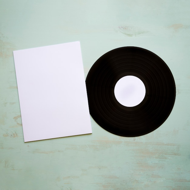 Gratis foto vinyl en papieren mockup