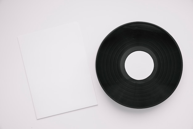 Vinyl mockup naast papier