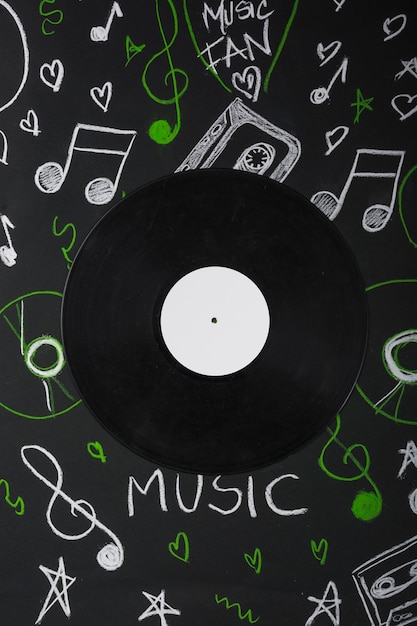 Vinylverslag over het bord met getrokken muzieknoten