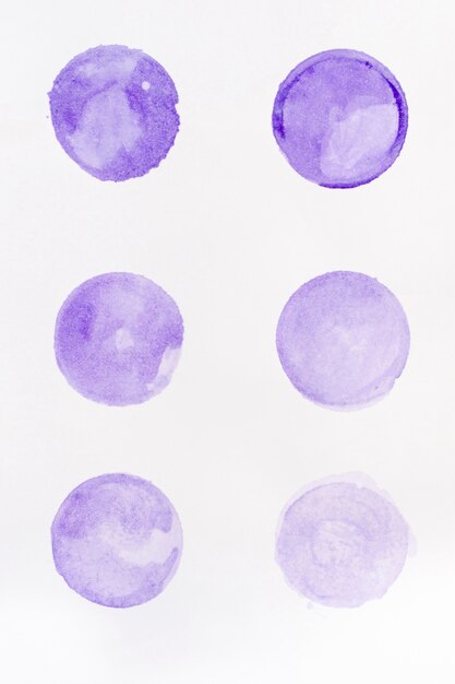 Violet stippen van aquarel op wit behang