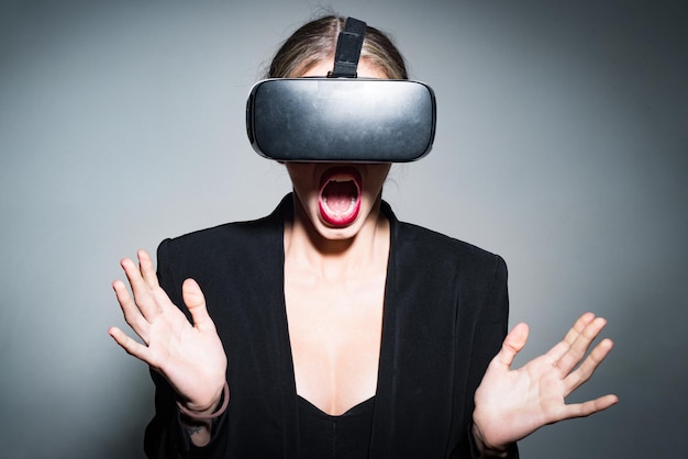 Virtual reality-bril meisje met virtual reality-headset virtual reality-apparaatheadset met