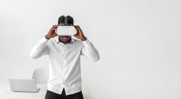 Gratis foto virtual reality headset gebruikt door een zakenman