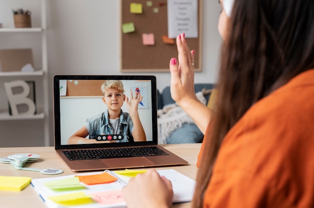 Gratis foto virtueel klaslokaal en studieruimte