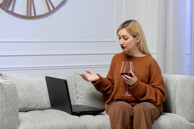 Virtuele liefde schattig jong blond meisje in gezellige trui op afstand computer date praten op camera