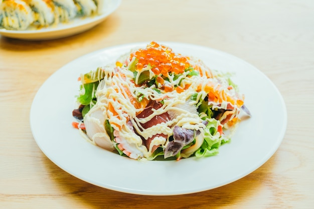 Visgerechten sashimi salade